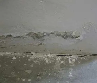 àLlibourne, un mur humide présentant du salpêtre causé par des remontées capillaires - BORDEAUX TERMITES - Asséchement des murs humides